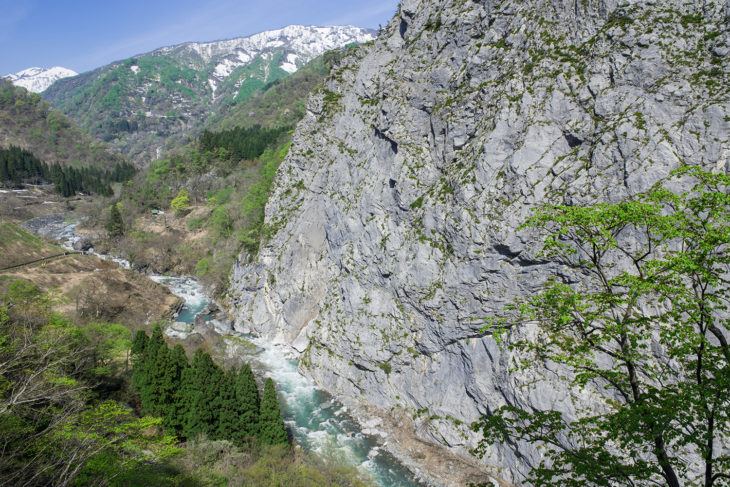 新緑の小滝川ヒスイ峡の大岩壁