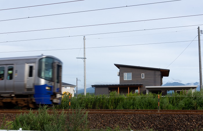 上越市｜キノイエ｜木の家｜モデルハウス｜リモートワーク｜離れ｜ウッドデッキ｜庭｜現代町家